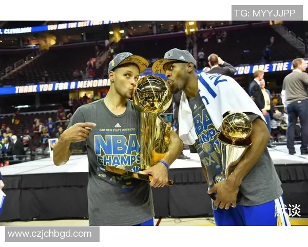 勇士与国王激战1月10日NBA赛场精彩对决引发球迷热议 勇士与国王激战1月10日NBA赛场精彩对决引发球迷热议